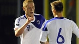Mikael Forssell celebra un gol para Finlandia