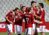 Dennis Rommedahl festeggiato dai compagni dopo il gol a Cipro