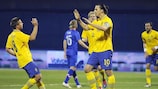 Zlatan Ibrahimović es felicitado tras marcar con Suecia