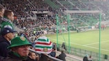 Fans mit Behinderung verfolgen das Spiel in Polen