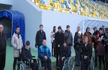 Respekt für Inklusion - behinderte Fans und Journalisten erhalten eine Tour durch das Stadion in Lwiw