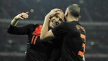 Arjen Robben und John Heitinga feiern einen Treffer der Niederlande in Wembley