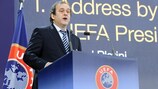 Le président de l'UEFA Michel Platini s'adresse aux représentants des 16 pays qualifiés