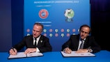 O Presidente da UEFA, Michel Platini, e Karl-Heinz Rummenigge, presidente da Associação Europeia de Clubes, assinam o Memorando de Entendimento no Congresso da UEFA, em Istambul