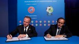 Il Presidente UEFA Michel Platini e Karl-Heinz Rummenigge, presidente dell'Associazione Club Europei, firmano il Memorandum d'Intesa durante il Congresso UEFA di Istanbul