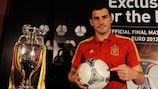 Iker Casillas mit dem Spielball für das Finale der UEFA EURO 2012