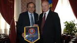 O presidente da UEFA, Michel Platini, com o presidente da República Moldava, Nicolae Timofti