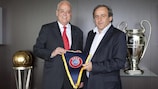 O Presidente da UEFA, Michel Platini (à direita), com Matthias Voigt, presidente da Federação de Futebol do Liechtenstein