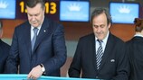 El presidente de Ucrania, Viktor Yanukovich, y el Presidente de la UEFA, Michel Platini, en el aeropuerto de Lviv