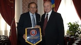 El Presidente de la UEFA Michel Platini y Nicolae Timofti, presidente de Moldavia