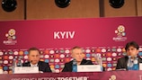 Le premier ministre ukrainien adjoint Borys Kolesnikov, le président de la FFU Grigoriy Surkis et le directeur ukrainien de l'UEFA EURO 2012 Markiyan Lubkivskiy en conférence de presse au Stade olympique