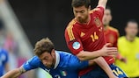 Claudio Marchisio (a la izquierda) pugna con el español Xabi Alonso