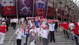 Eine Gruppe der Kinder vor dem National-Stadion in Warschau