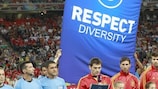 Spaniens Kapitän Iker Casillas liest die Botschaft vor und bringt die Unterstützung für Vielfalt zum Ausdruck
