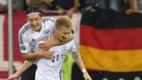 Marco Reus (derecha) y Mesut Özil celebran un gol de Alemania ante Grecia