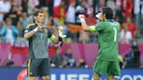 Gianluigi Buffon e Iker Casillas al finalizar el encuentro entre sus selecciones en el Grupo C