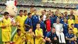 As duas equipas que participaram no jogo de exibição em Kiev, junto das mascotes do EURO, Slavek e Slavko