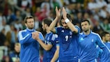 Nikos Liberopoulos lidera os aplausos aos adeptos da Grécia após a derrota por 4-2 ante a Alemanha
