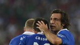 Andrea Pirlo beglückwünscht Antonio Cassano zu seinem Treffer