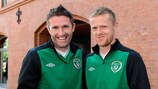 Damien Duff (à direita) envergará a braçadeira de capitão da Irlanda habitualmente envergada por Robbie Keane
