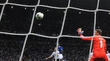 Марио Балотелли отправляет второй мяч в ворота немцев