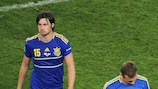 Артем Милевский (слева) и Андрей Шевченко покидают газон донецкого стадиона