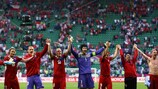 Os jogadores da República Checa saúdam os seus adeptos após o triunfo sobre a Grécia