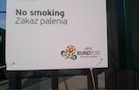 Un panneau d'interdiction de fumer dans un stade polonais à l'UEFA EURO 2012