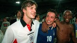 David Beckham, Graeme Le Saux e Ian Wright celebran la clasificación para la Copa Mundial de la FIFA de 1998 tras derrotar a Italia