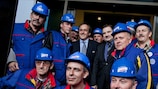 Le Président de l'UEFA Michel Platini et Piotr Duda, secrétaire général de Solidarność, entourés de travailleurs du chantier naval