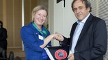 Shona Robison, ministra escocesa para o Desporto e Jogos da Commonwealth, ao lado do presidente da UEFA, Michel Platini