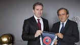 El presidente de la Federación de Fútbol de la Antigua República Yugoslava de Mecedonia (FFM), Ilcho Gjorgjioski, junto al Presidente de la UEFA, Michel Platini.