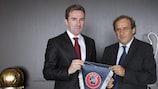 O presidente da da Federação de Futebol da ARJ da Macedónia, Ilcho Gjorgjioski (à esquerda), e o Presidente da UEFA, Michel Platini