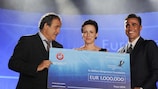 Michel Platini, Chantal Borgonovo und Fabio Cannavaro bei der Übergabe des Wohltätigkeitsschecks