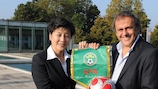O vice-presidente da Federação chinesa, Li Xue, e o presidente da UEFA, Michel Platini