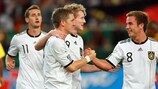 Bastian Schweinsteiger (deuxième en partant de la gauche) et Mario Götze (à d.) fêtent l'un des trois buts allemands