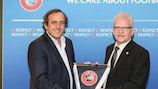 UEFA-Präsident Michel Platini und Giorgos Sarris, Präsident des Griechischen Fußballverbands (EPO)