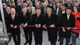 UEFA-Präsident Michel Platini (Zweiter von rechts) eröffnet das Haus des Fußballs in Skopje