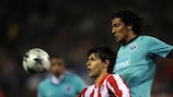 Ein Duell zwischen Sergio Agüero (Club Atlético de Madrid) & Bruno Alves (FC Porto)