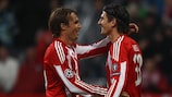 Andreas Ottl e Mario Gómez comemoram o terceiro golo do Bayern frente ao Cluj