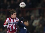 Stijn Wuytens, do PSV, salta mais alto do que Cleiton Xavier, do Metalist