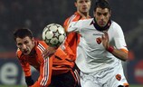 Simone Perrotta (AS Roma) y Răzvan Raţ (FC Shakhtar Donetsk) en el último enfrentamiento entre ambos conjuntos en 2006