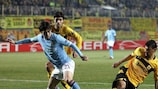 David Silva (Manchester City FC) protège son ballon devant Ronaldo Guiaro (Aris Thessaloniki FC)