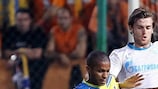 Nicolas Lombaerts ante el jugador del APOEL Marcinho