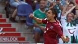 El jugador del Hannover Mohammed Abdellaoue celebra su primer gol del 'hat-trick' que hizo contra el Werder Bremen
