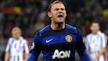 Wayne Rooney festeja depois converter o seu primeiro penalty frente ao Oţelul Galaţi