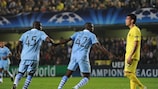 Yaya Touré celebra uno de sus goles con Mario Balotelli