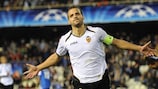 Valencias Kapitän Roberto Soldado bejubelt einen seiner drei Treffer gegen Genk