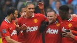 Wayne Rooney (ao centro) é felicitado após marcar um dos seus dois golos frente ao Manchester City