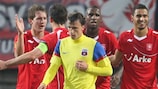 Nacer Chadli festeja com os companheiros do Twente após ter marcado o golo que terminou com as esperanças do Steaua